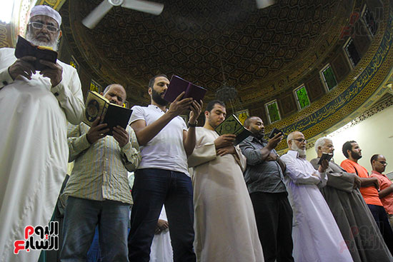 صلاة التراويح بمسجد مصفى محمود (6)