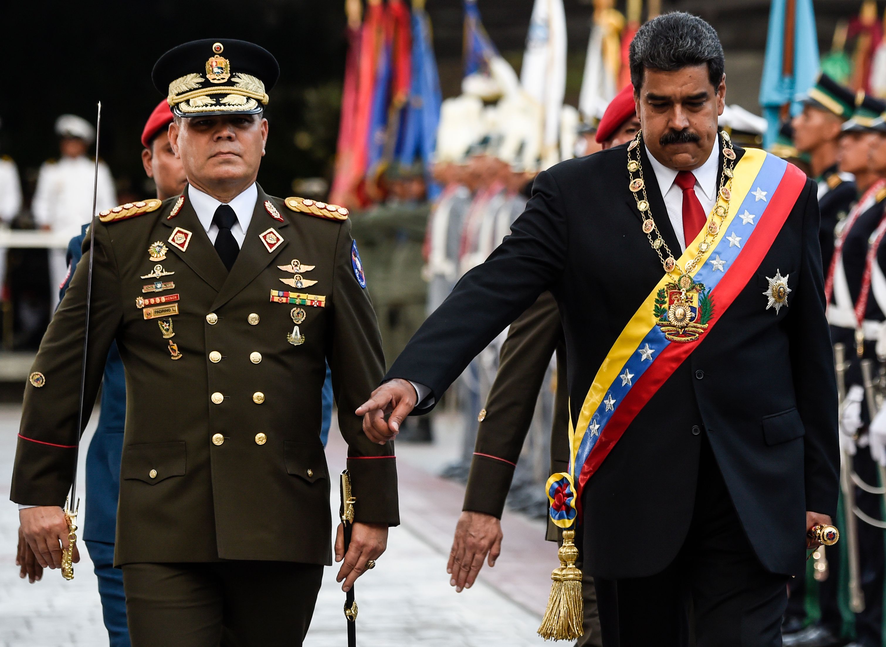 رئيس فنزويلا فى العرض العسكرى
