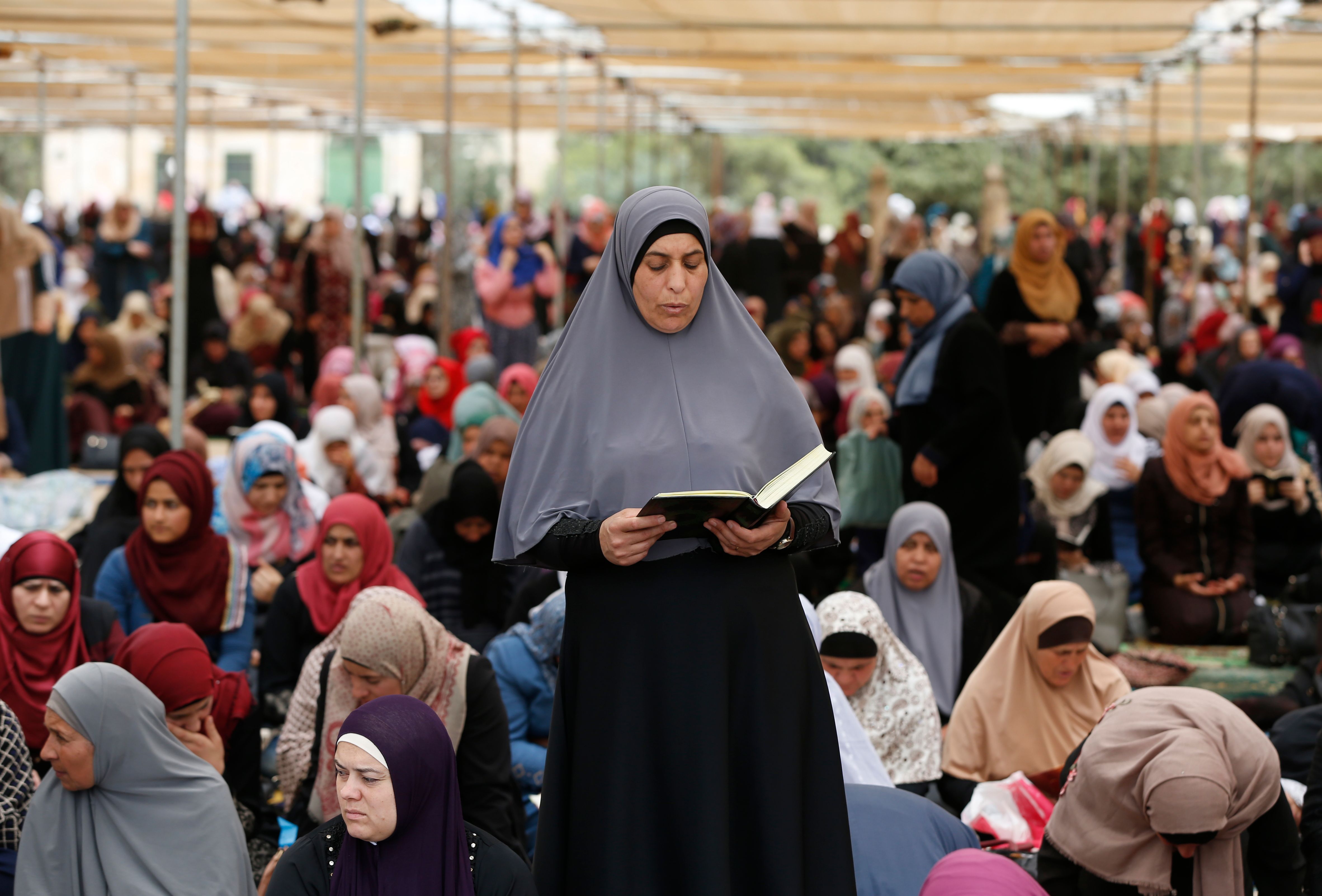 إقبال على المساجد من النساء