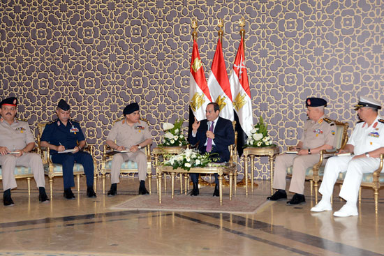 الرئيس عبد الفتاح السيسي مع كبار قادة القوات المسلحة (4)