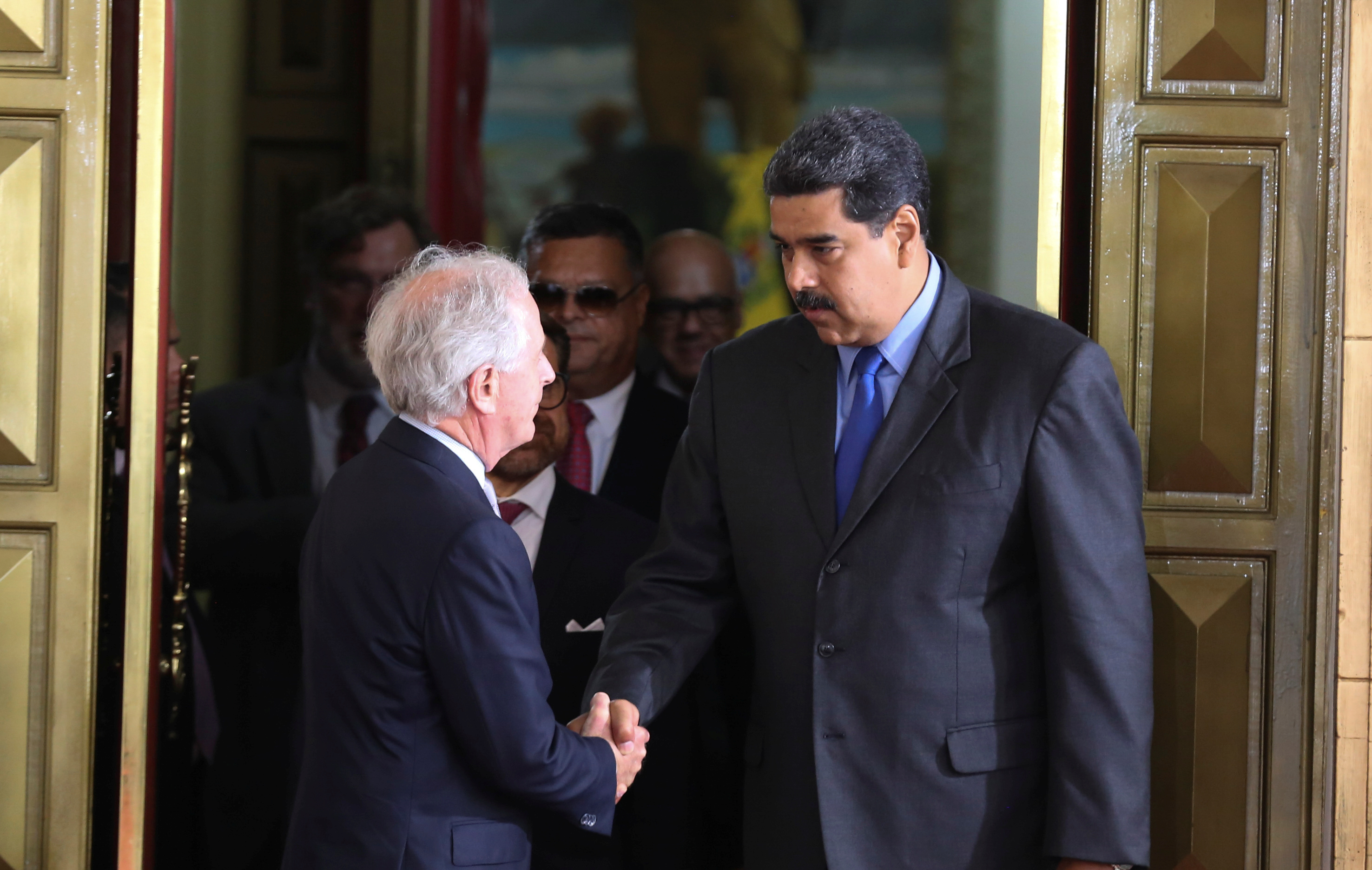 مصافحة رئيس فنزويلا للسناتور الجمهورى الأمريكى بوب كروكر