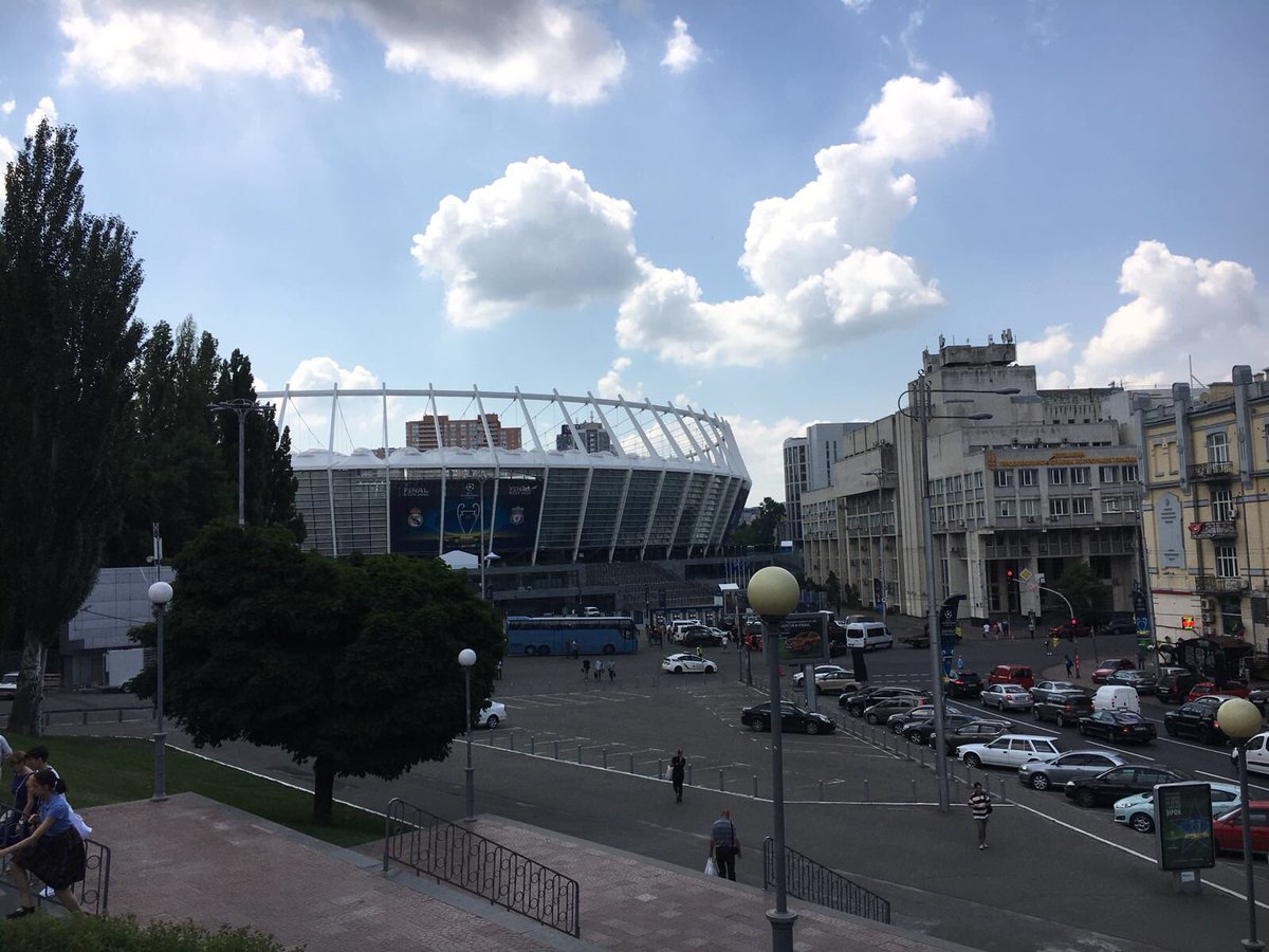 محيط ملعب ليفربول وريال مدريد