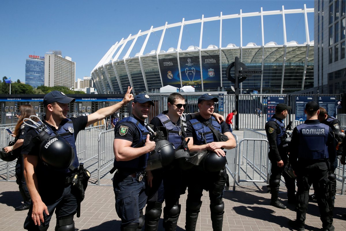 الشرطة الاوكرانية بمحيط الملعب