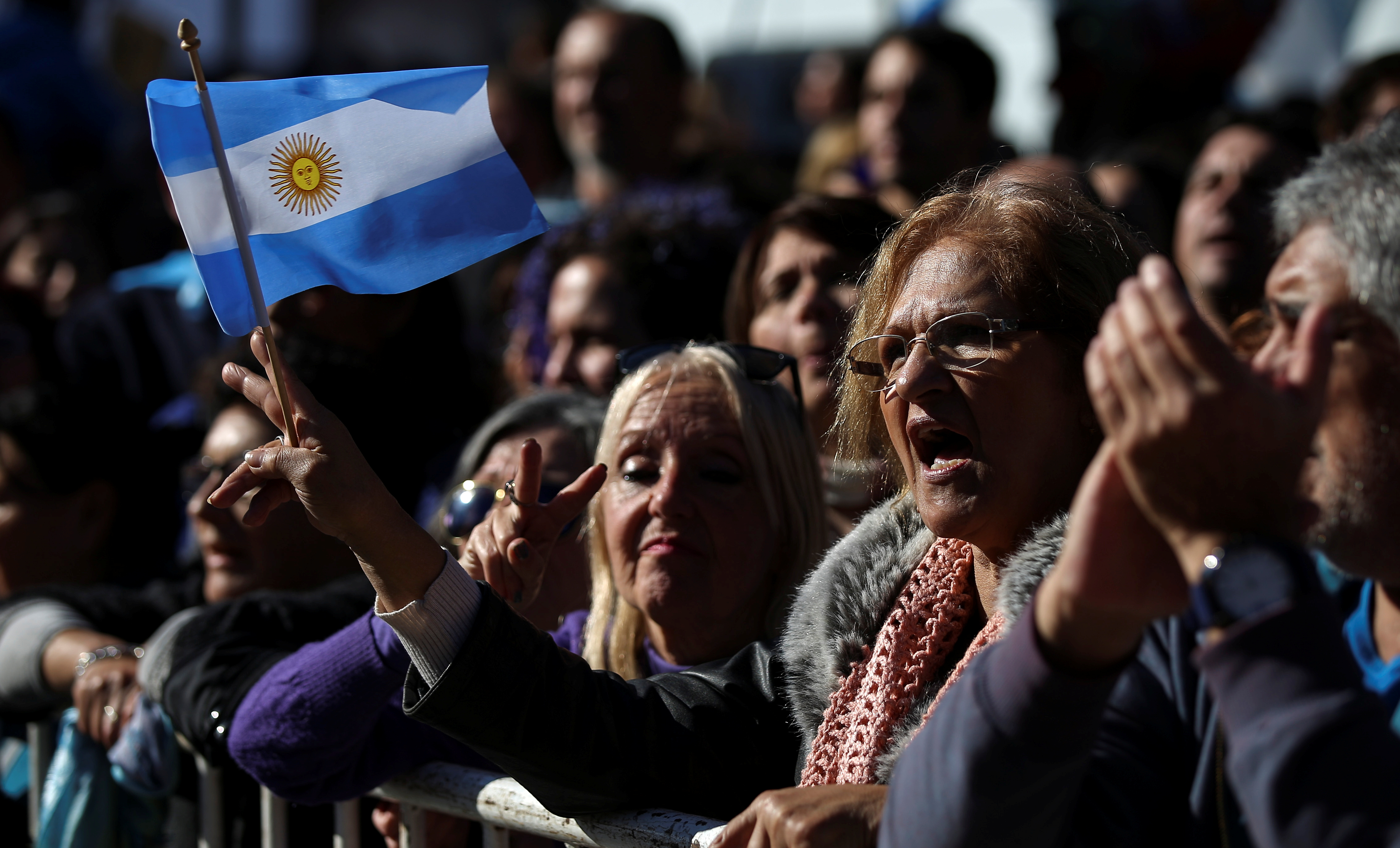 سيدات يشاركن فى مظاهرات الأرجنتين