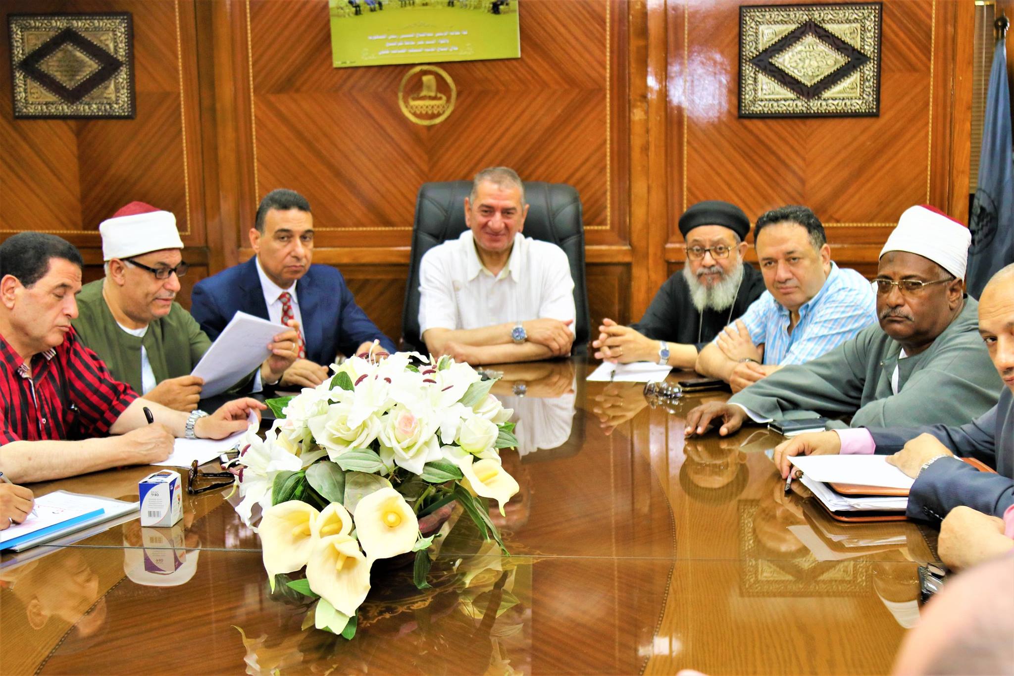 2- جانب من اجتماع بيت العائلة برئاسة المحافظ 2- جانب من اجتماع بيت العائلة برئاسة المحافظ