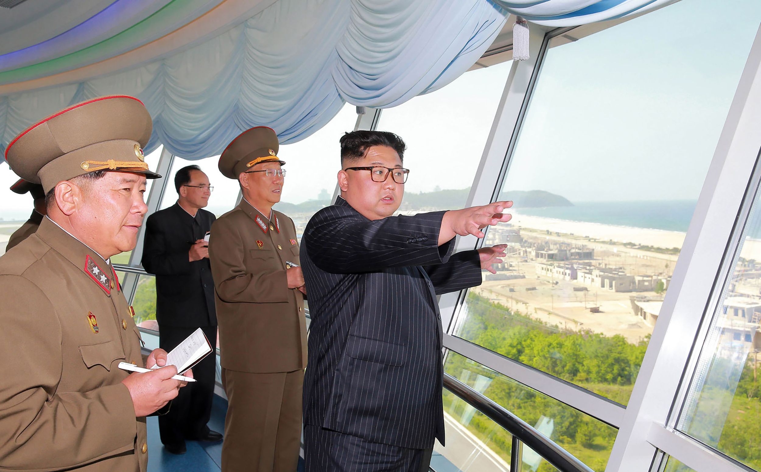 كيم جونج أون زعيم كوريا الشمالية  خلال تفقده مشروع سياحى