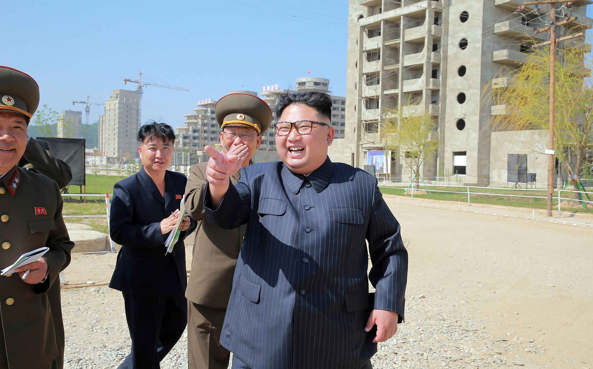 زعيم كوريا الشمالية وسط جنرالات جيشه
