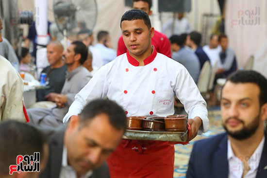 صور خالد أبو بكر ينظم حفل إفطاره السنوى بقرية سرسنا بالفيوم (26)