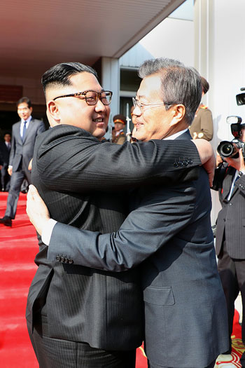 زعيم كوريا الجنوبية ونظيره الكورى الشمالى 