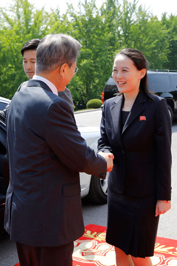 زعيم كوريا الجنوبية يلتقى زوجة نظيره الشمالى 