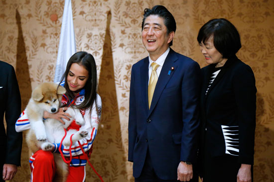 رئيس وزراء اليابان يهدى البطلة كلبا 