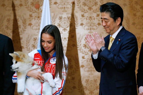 رئيس وزراء اليابان والبطلة الروسية 