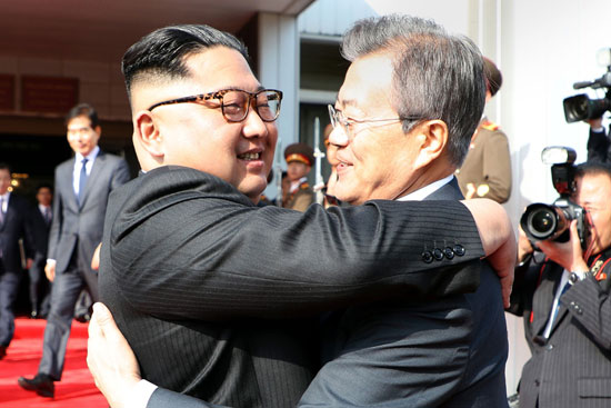 مون جيه أون وزعيم كوريا الشمالية 