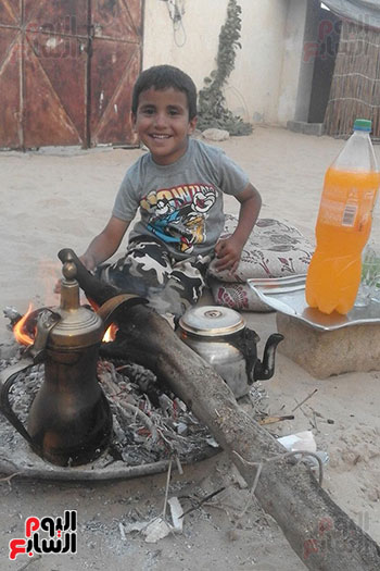 احد اطفال سيناء ينتظر القهوة العربى 