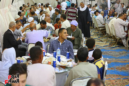صور خالد أبو بكر ينظم حفل إفطاره السنوى بقرية سرسنا بالفيوم (15)