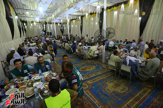 صور خالد أبو بكر ينظم حفل إفطاره السنوى بقرية سرسنا بالفيوم (18)