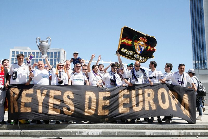 جماهير ريال مدريد ترفع  شعار ملوك اوروبا