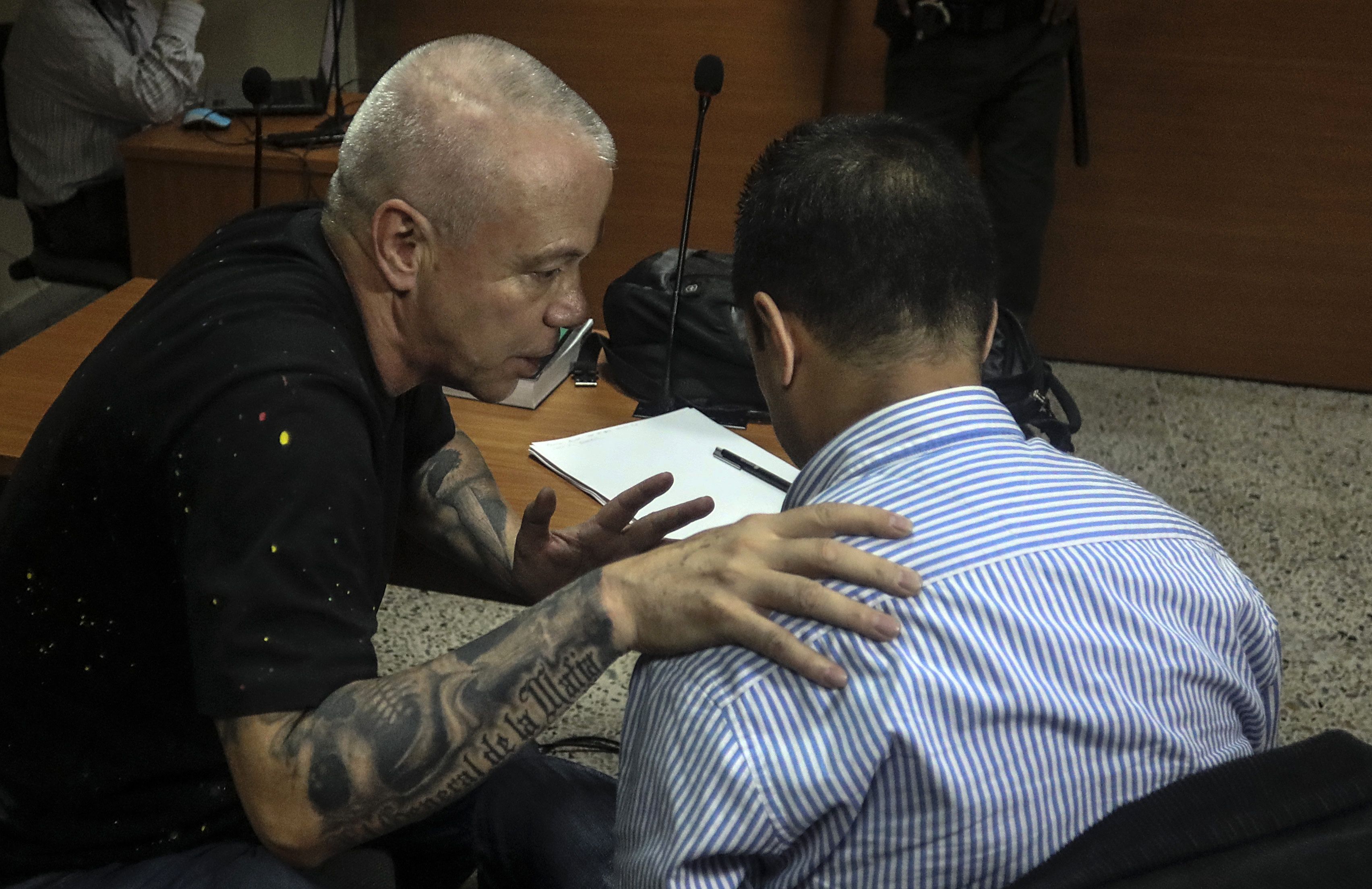 محادثة جانبية بين جون جايرو فيلاسكويز أخطر قاتل ومحامية