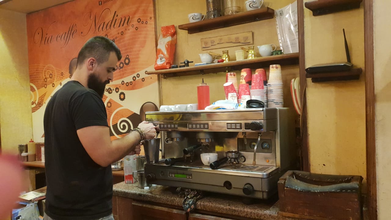 صحفية اليوم السابع مع صانع القهوة فى الإسكندرية
