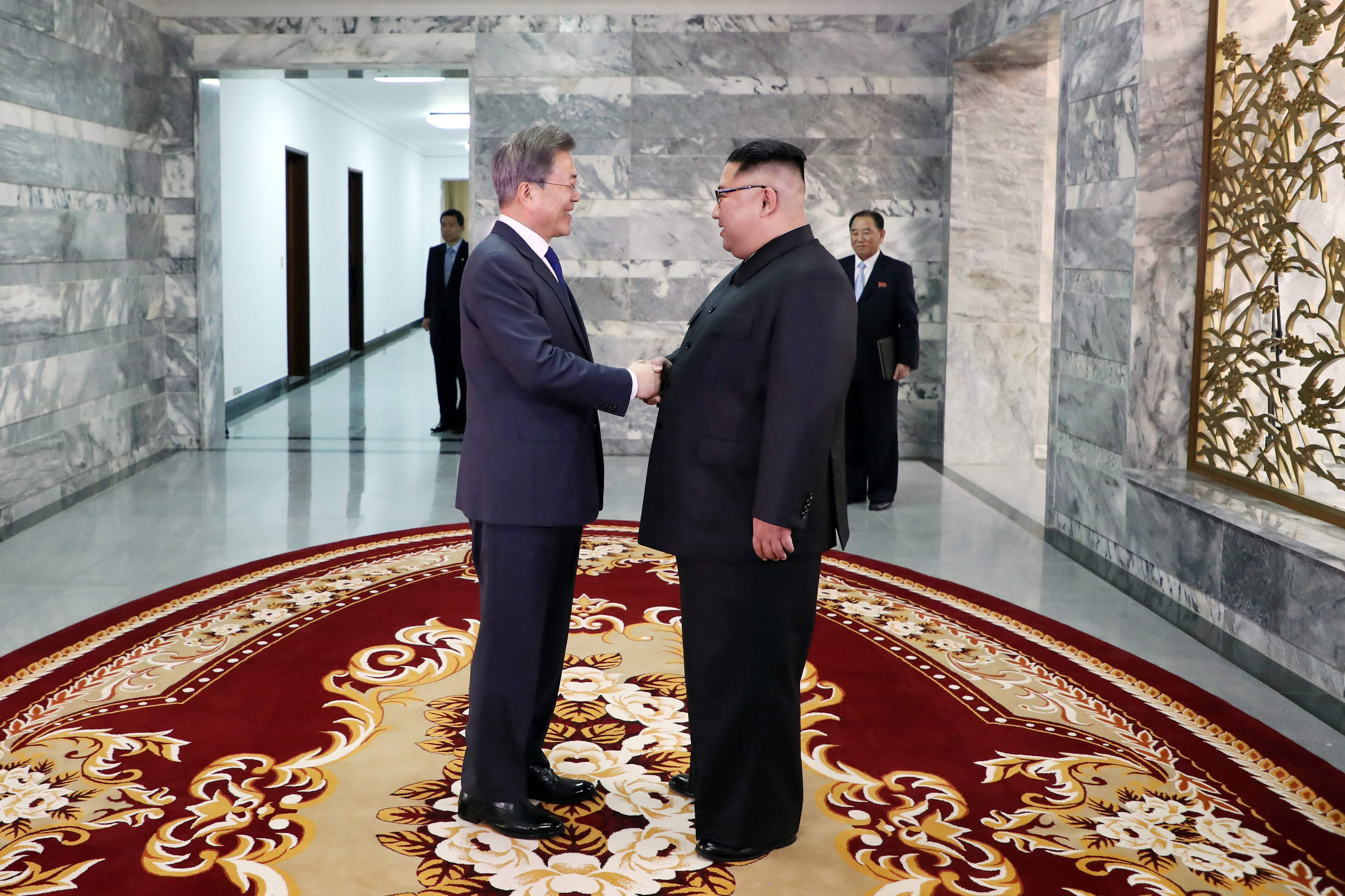 الرئيس الكوري الجنوبي ونظيره الشمالي