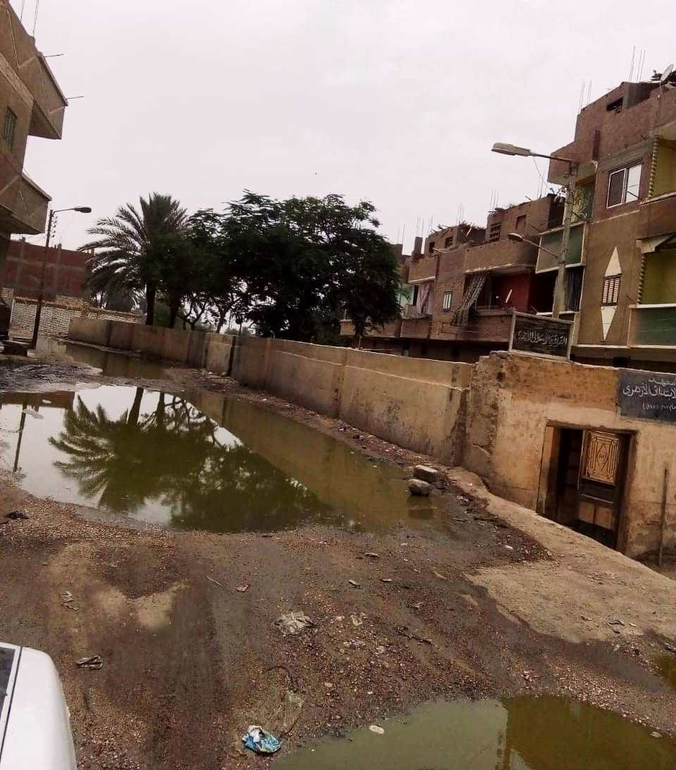 اعمال كسح مياه الصرف بشوارع القرارة بادفا مركز سوهاج (2)