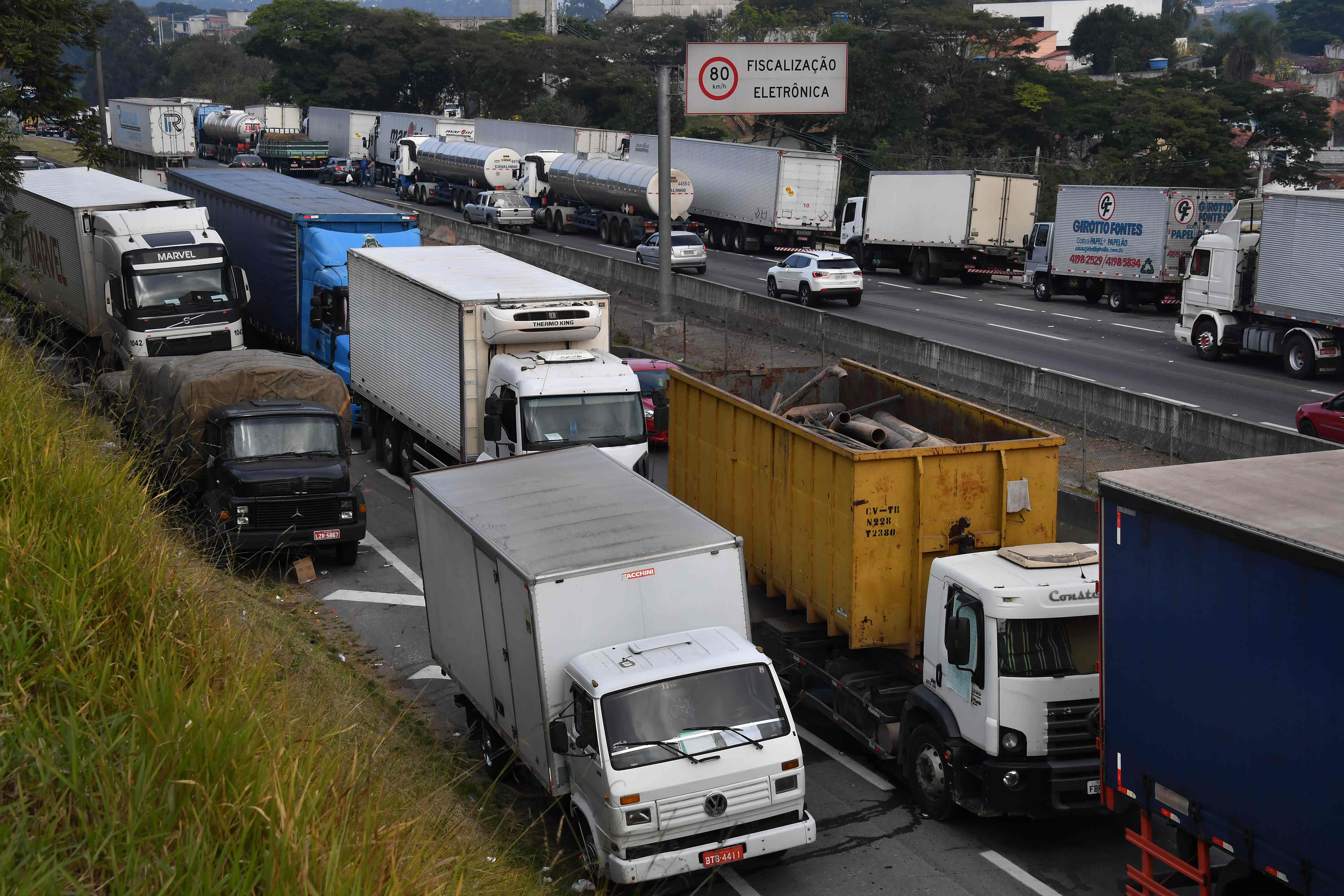 شاحنات تغلق الطرق فى البرازيل