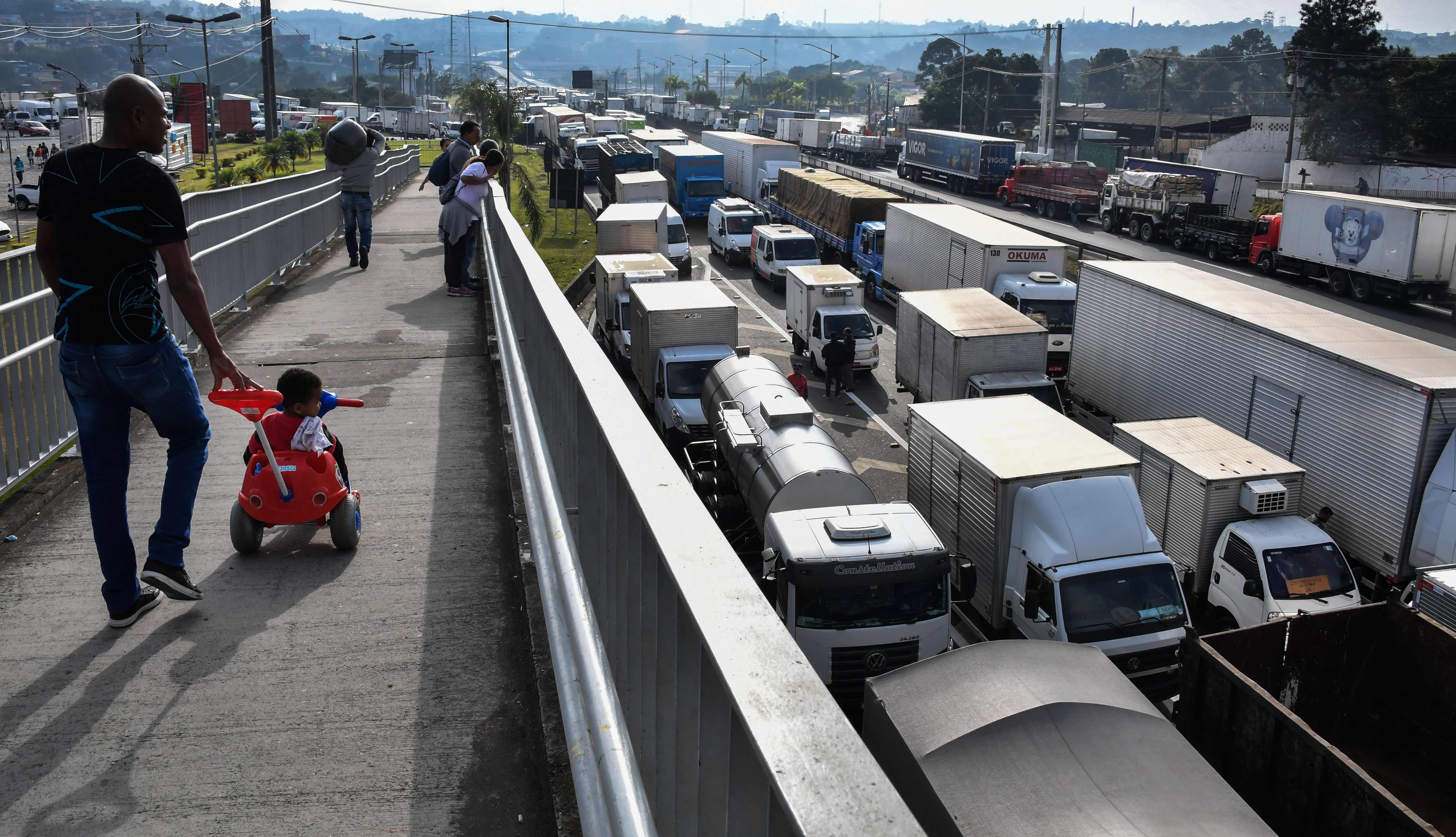 غلق طرق رئيسية فى البرازيل بالشاحنات