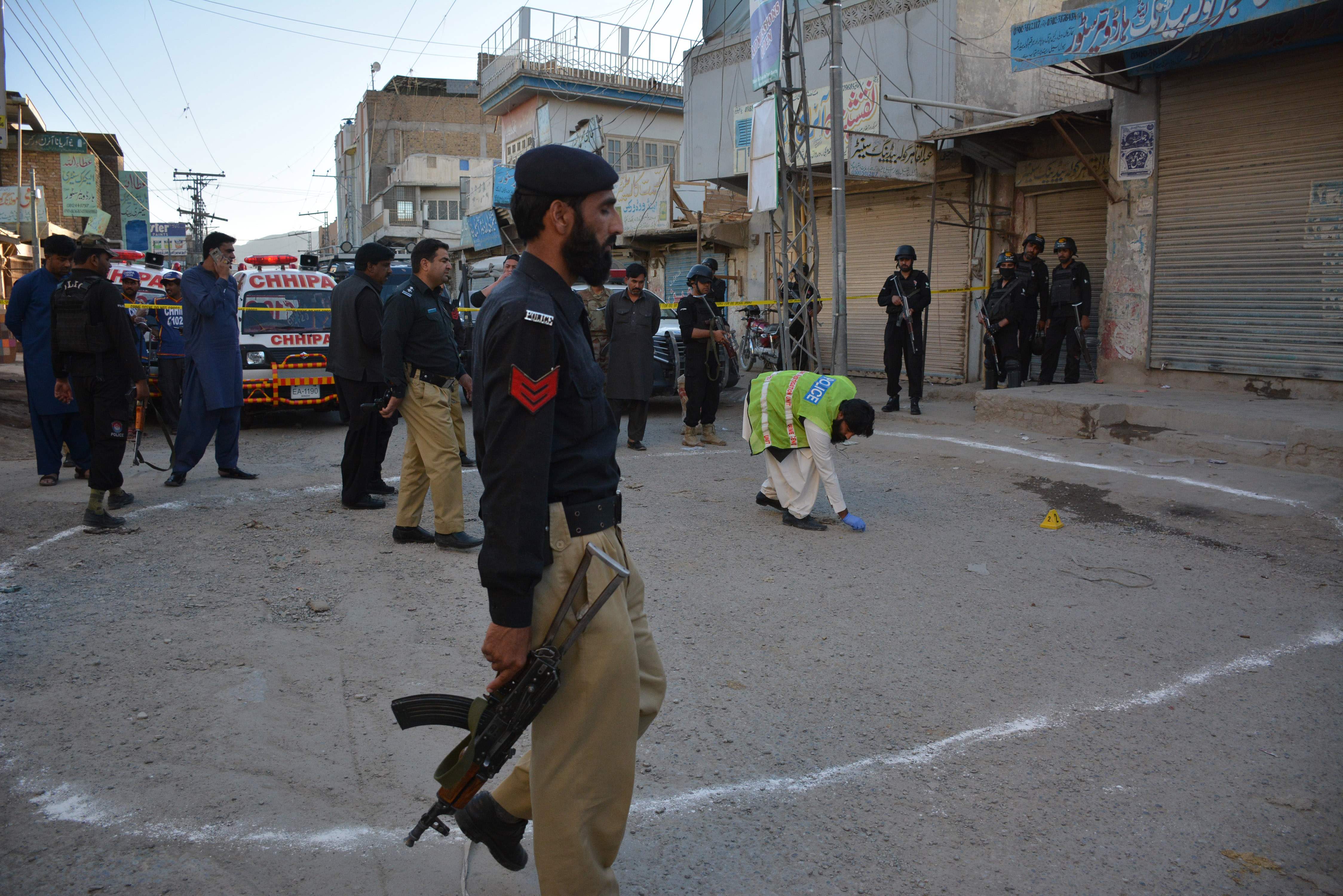 رجال الأمن فى باكستان بموقع اطلاق النار
