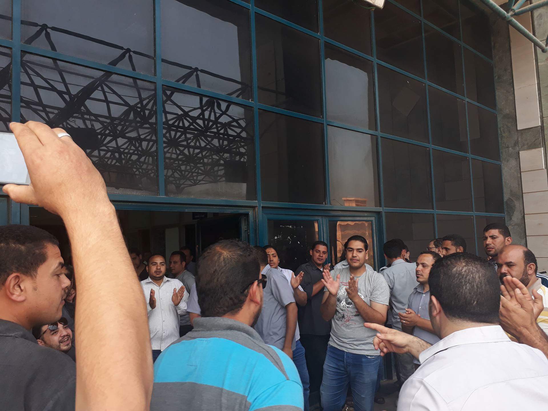 تظاهر أفراد أمن مستشفى شبين الكوم الجامعى (1)