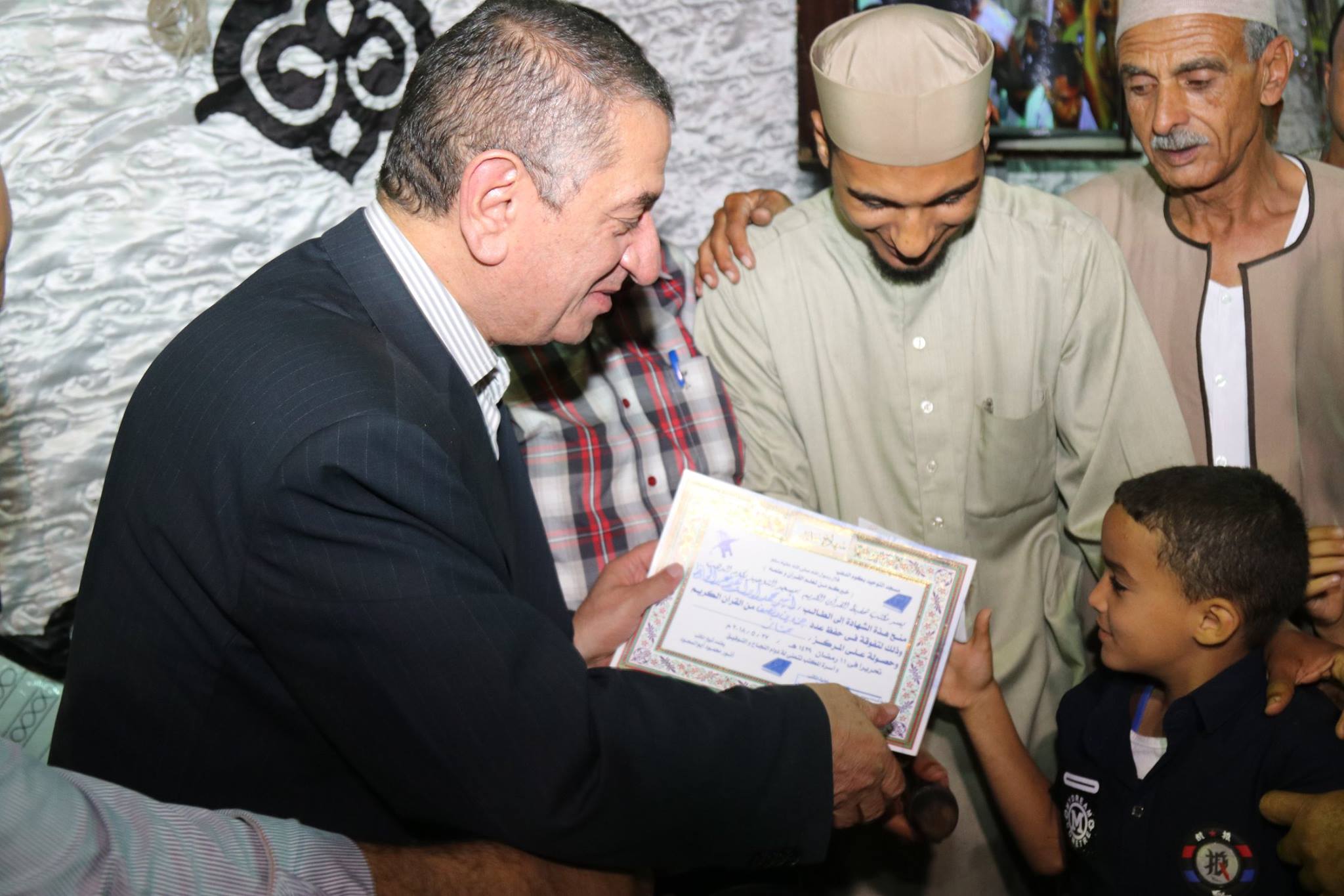 5- جانب من تكريم طفل حافظ للقرآن