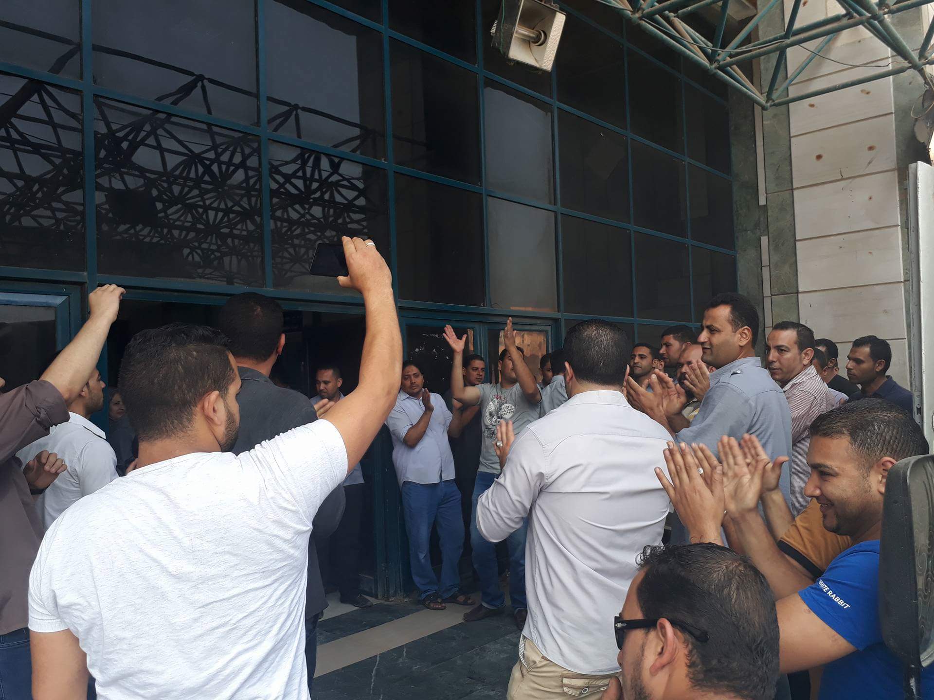 تظاهر أفراد أمن مستشفى شبين الكوم الجامعى (2)