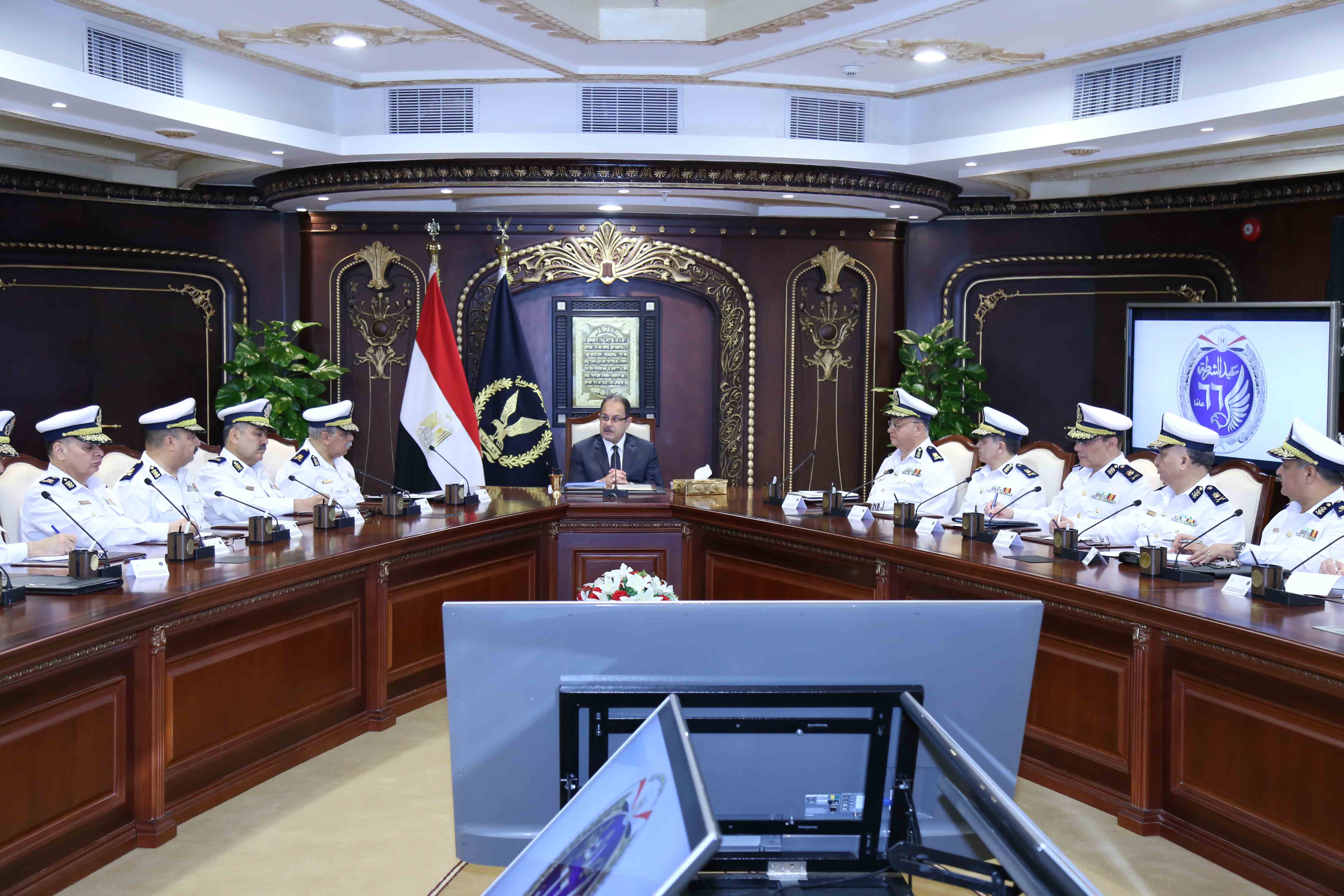اجتماع اللواء مجدى عبد الغفار وزير الداخلية مع عدد من قيادات الوزارة (1)
