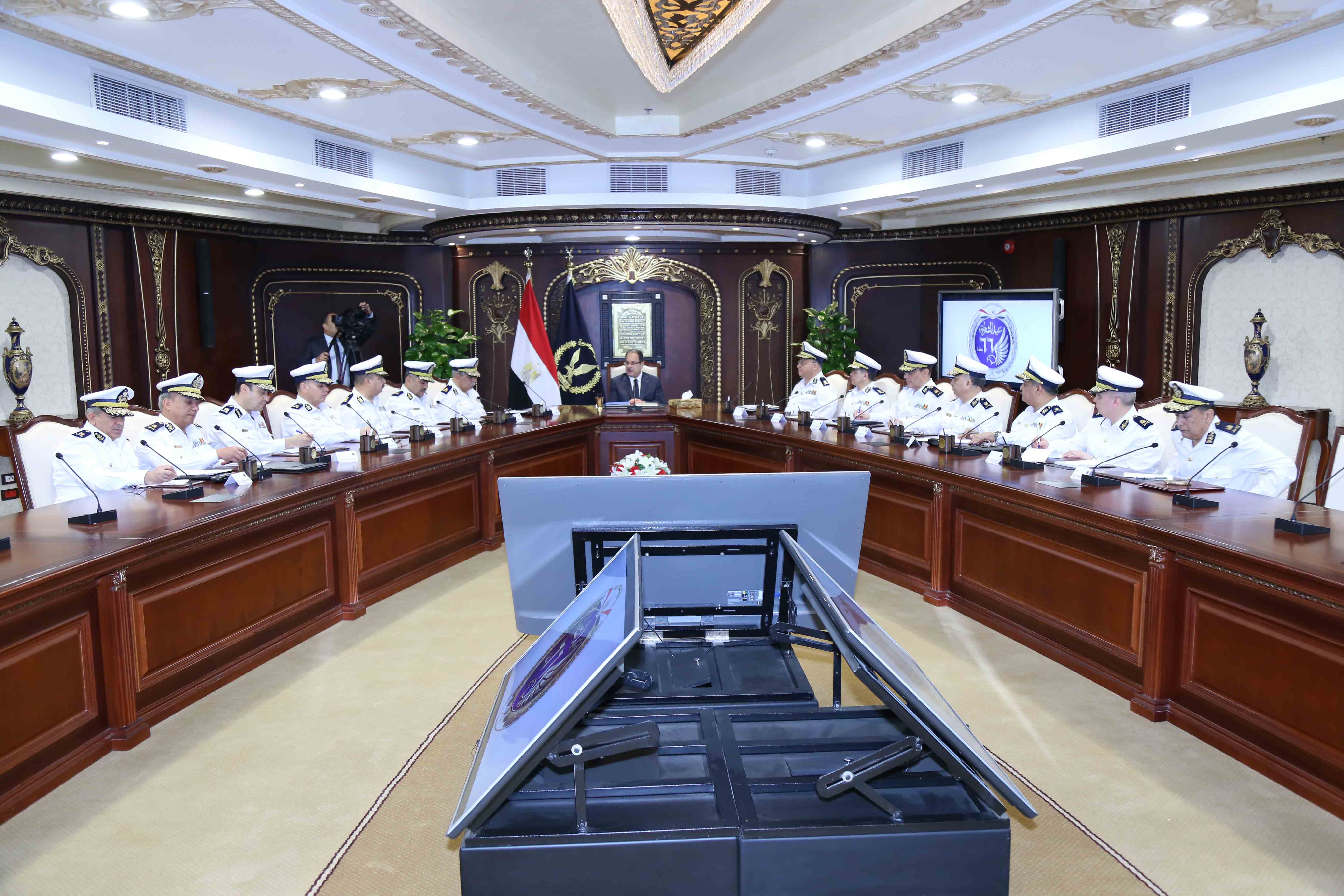 اجتماع اللواء مجدى عبد الغفار وزير الداخلية مع عدد من قيادات الوزارة (2)