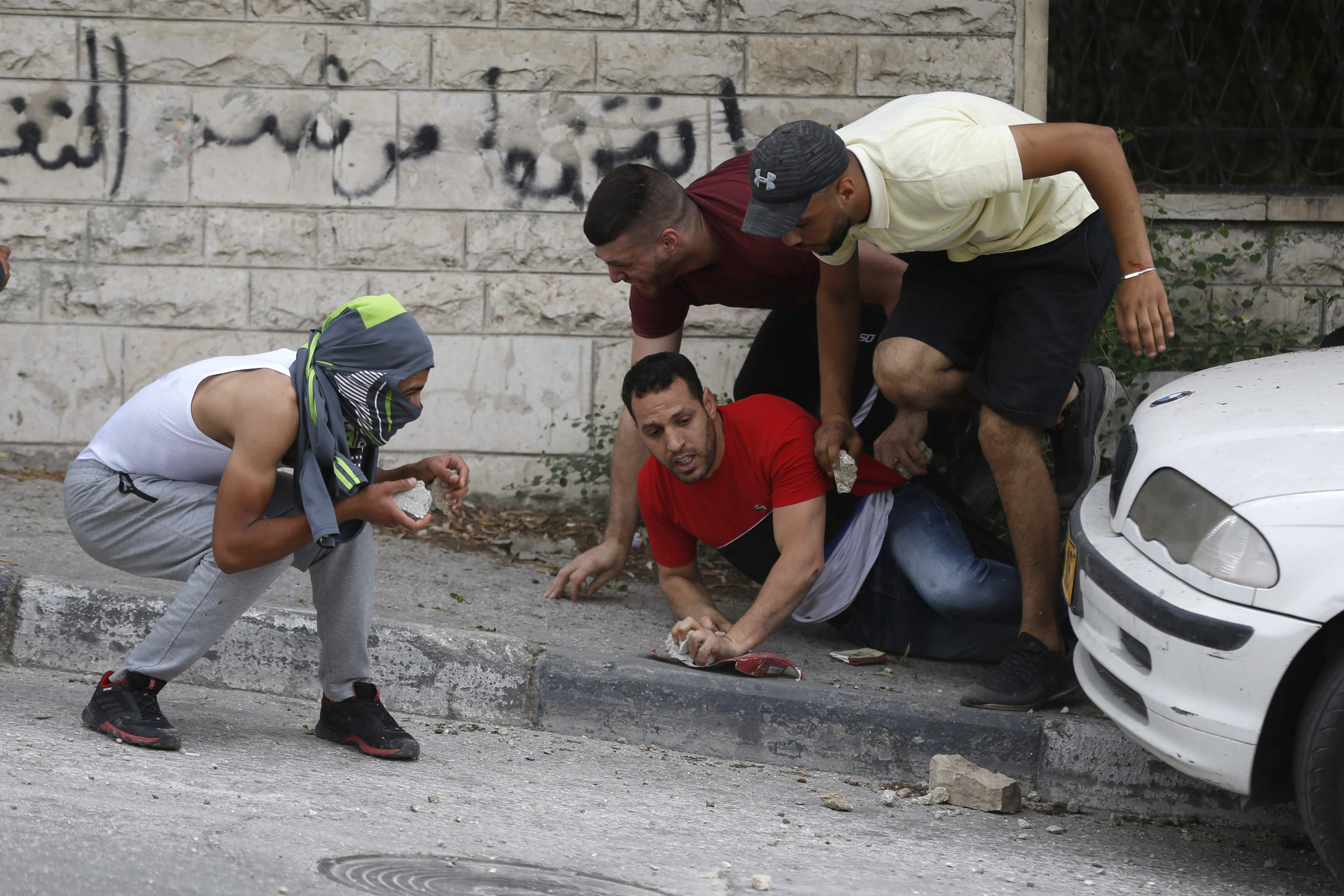 الشبان الفلسطينيين خلال المواجهات 