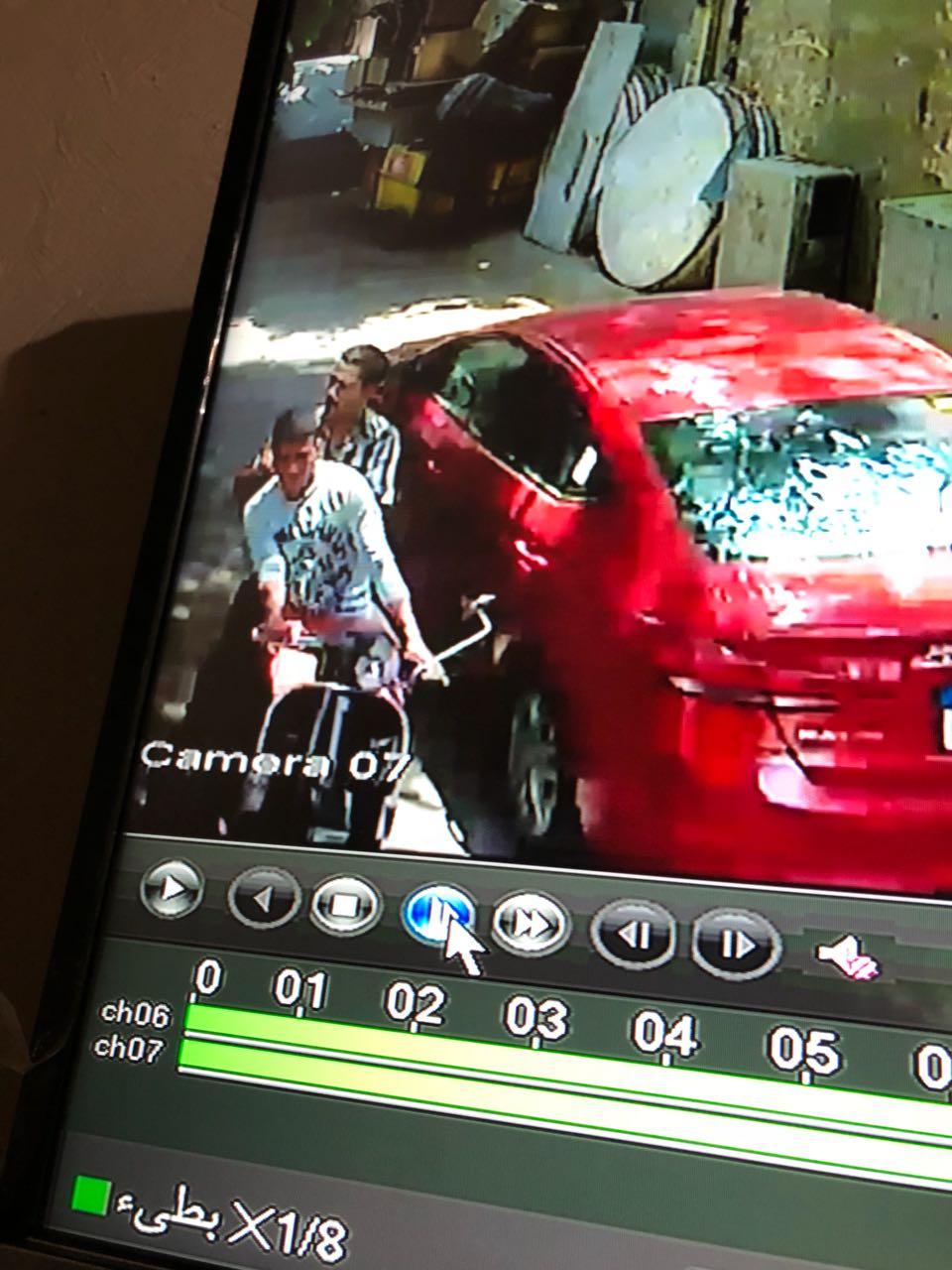 كاميرا مراقبة ترصد لصان بسرقة دراجة بخارية