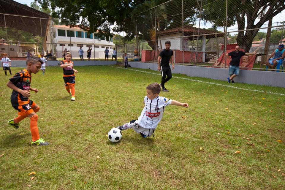 ماركو انطونيو يلعب كرة القدم