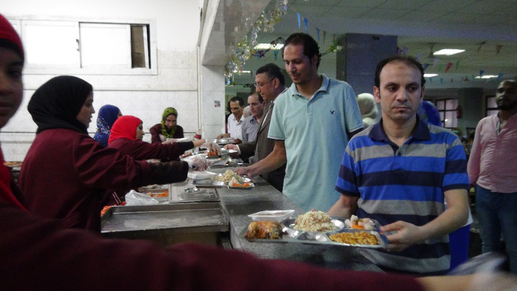 رئيس جامعة المنيا يشارك طلاب المدن الجامعية حفل الإفطار السنوى  (7)