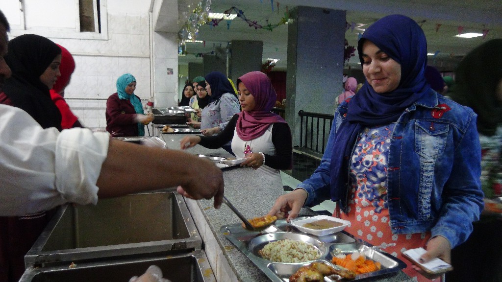 رئيس جامعة المنيا يشارك طلاب المدن الجامعية حفل الإفطار السنوى  (9)