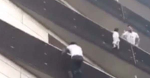 شاب يتسلق لإنقاذ الطفل