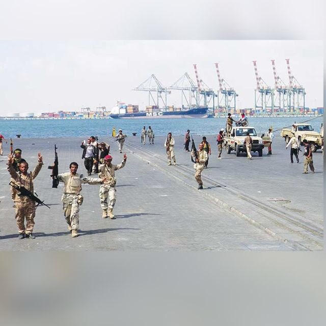 قوات الشرعية اليمنية وقوات التحالف العربى بعد تحرير ميناء الحديدة