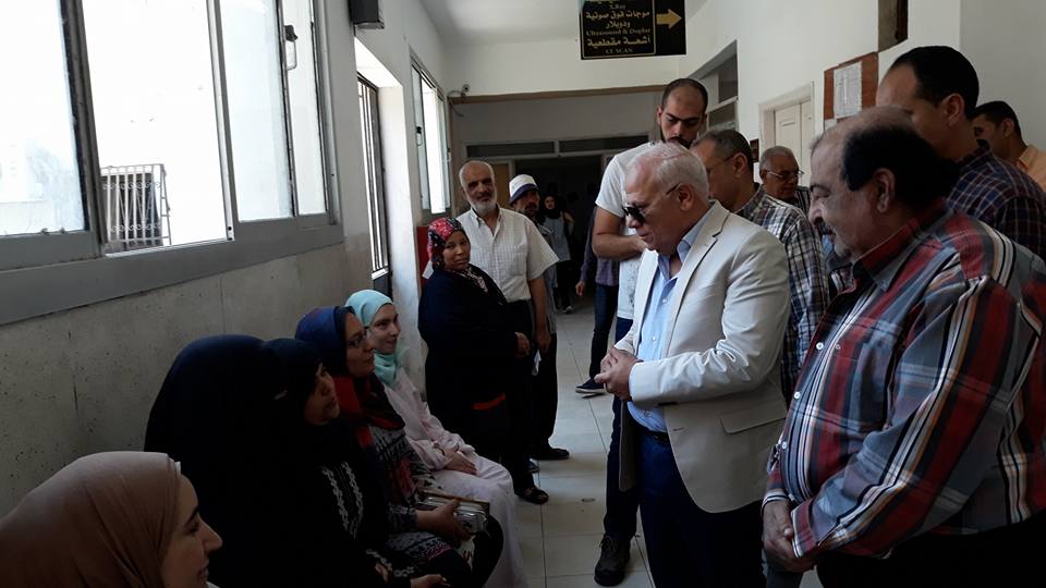 محافظ بورسعيد يستمع للمرضى بمستشفى بورفؤاد العام