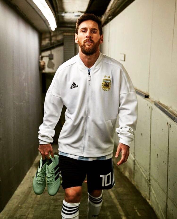 ميسي بطاقم منتخب الأرجنتين بالكامل وحذائه الأخضر