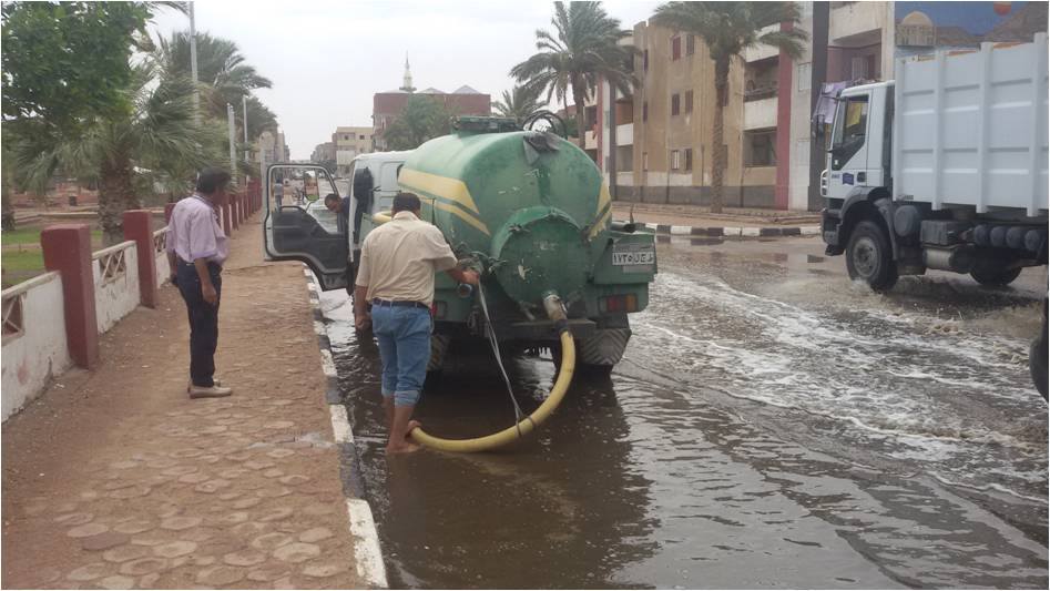 سيارات شفط المياه الامطار من شارع المنشية