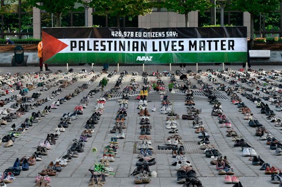 جانب من الأحذية أمام العلم الفلسطينى 