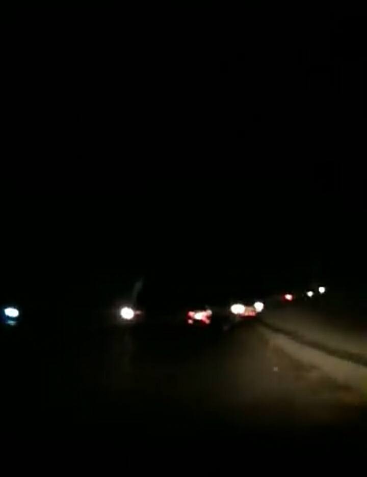 الطريق بدون إضاءة ليلا