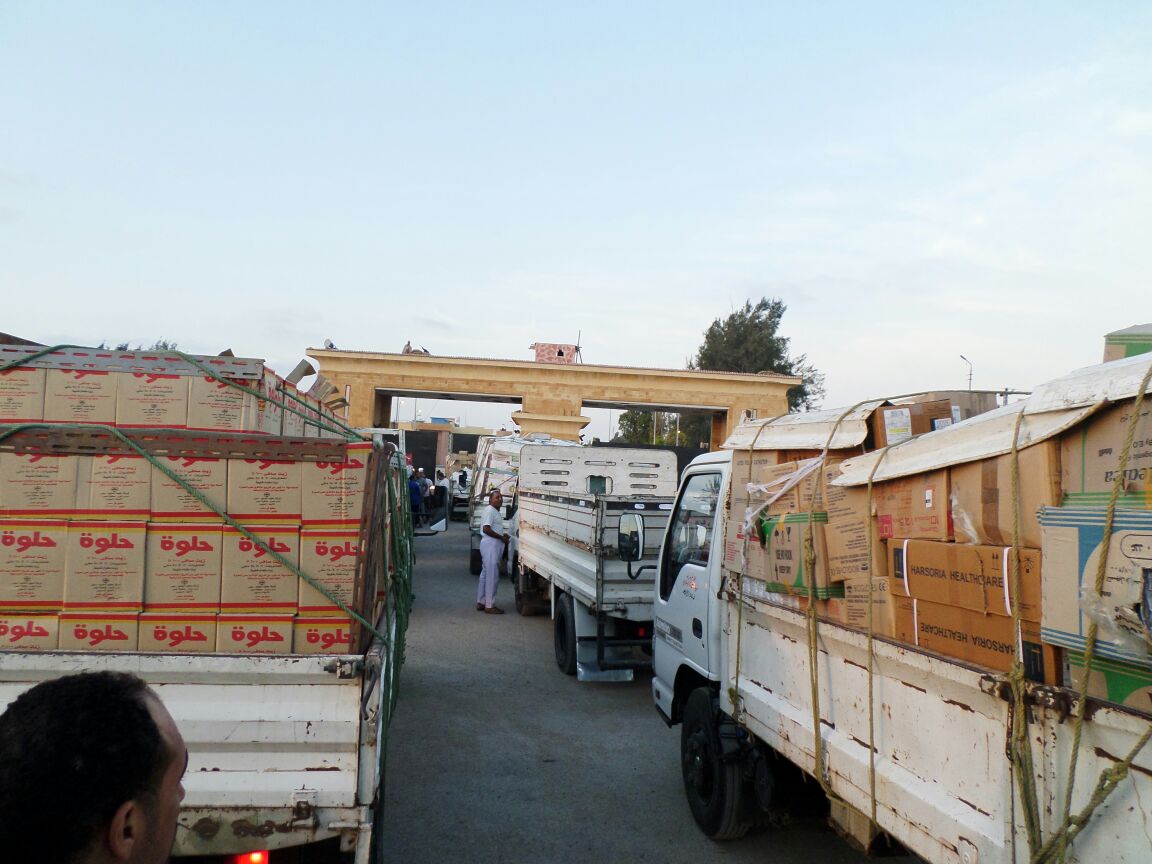 وصول قافلة المساعدات المقدمة من الأزهر إلى قطاع غزة (2)