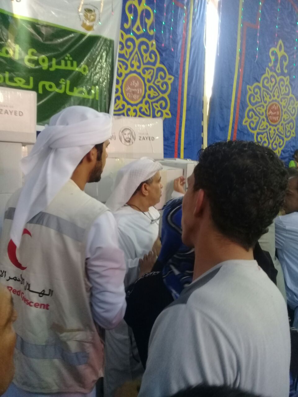 أنشطة متنوعة للهلال الأحمر الإماراتى بالقاهرة فى  رمضان (2)