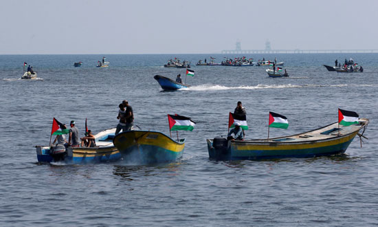  فلسطينيون يبحرون إلى أوروبا 
