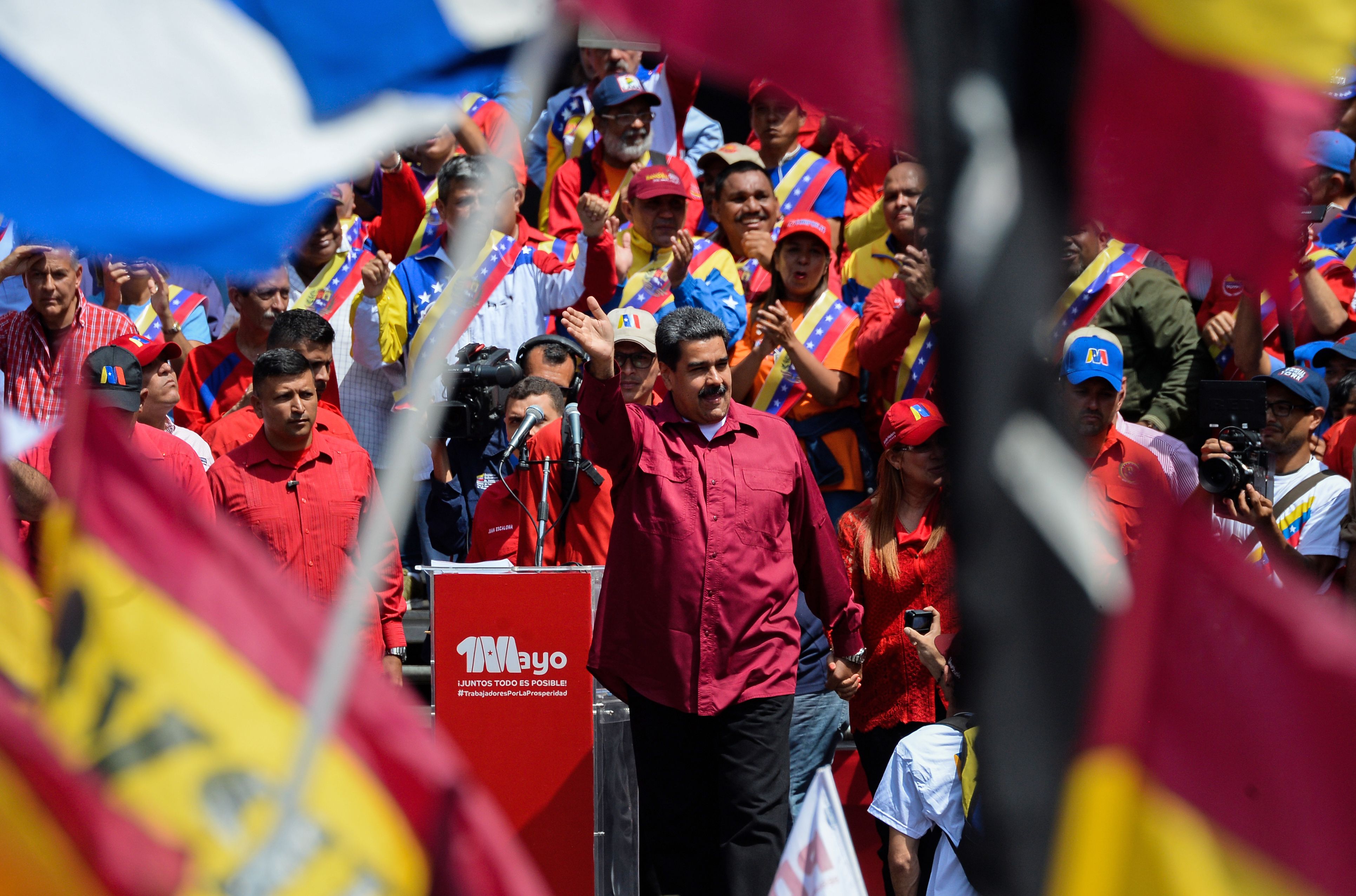 الرئيس الفنزويلى وسط مؤيديه