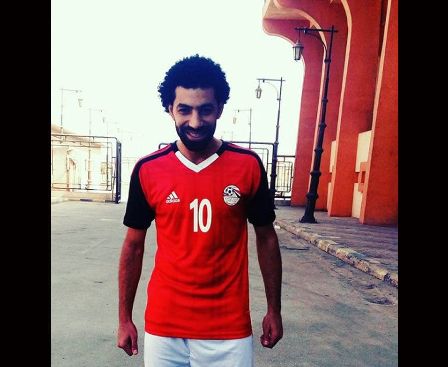 أحمد بهاء يرتدي قميص منتخب مصر